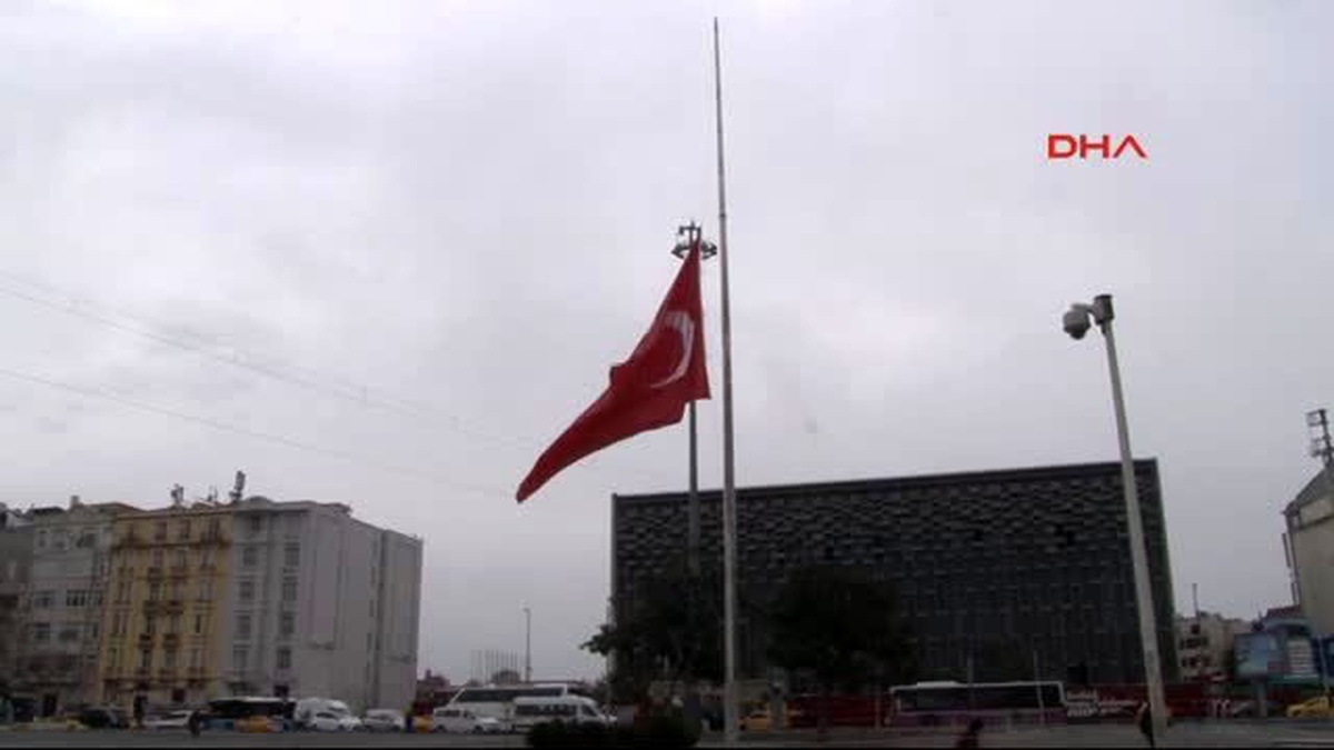 Milli Yas Nedeniyle Bayraklar Yarıya İndirildi