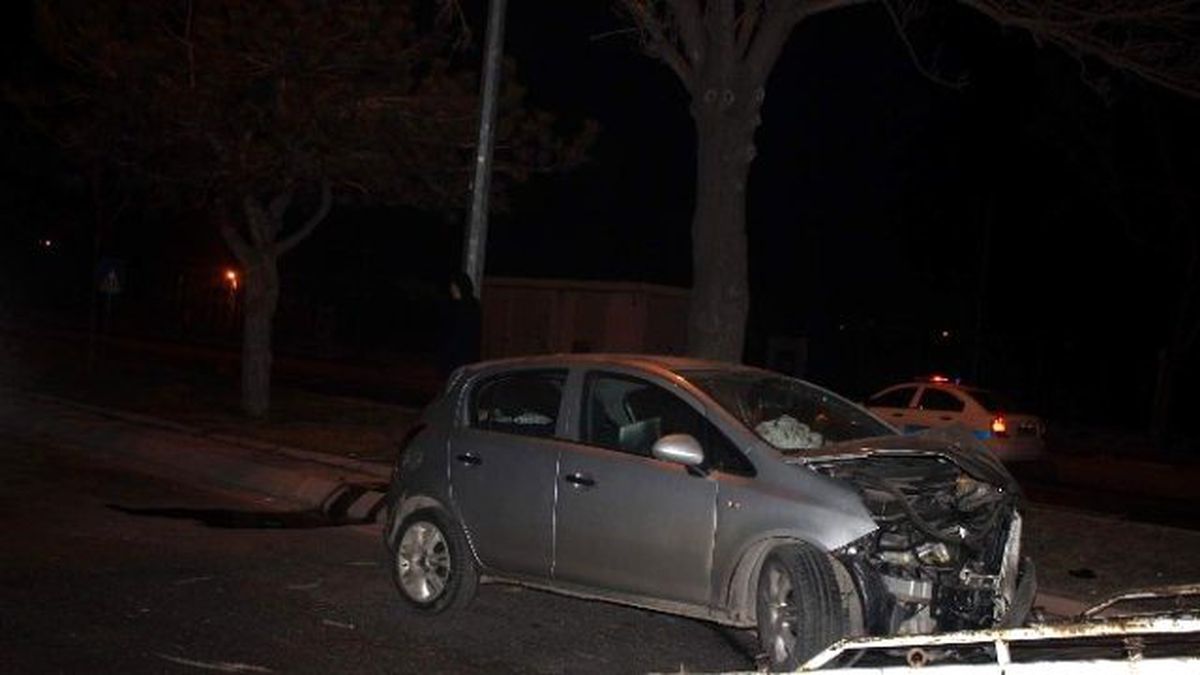 Kayseri\'de Otomobil Ağaca Çarptı: 2 Yaralı