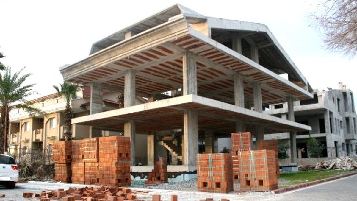 Marmaris\'te İnşaata Giren Öfkeli Kadın Tuğlaları Fırlattı