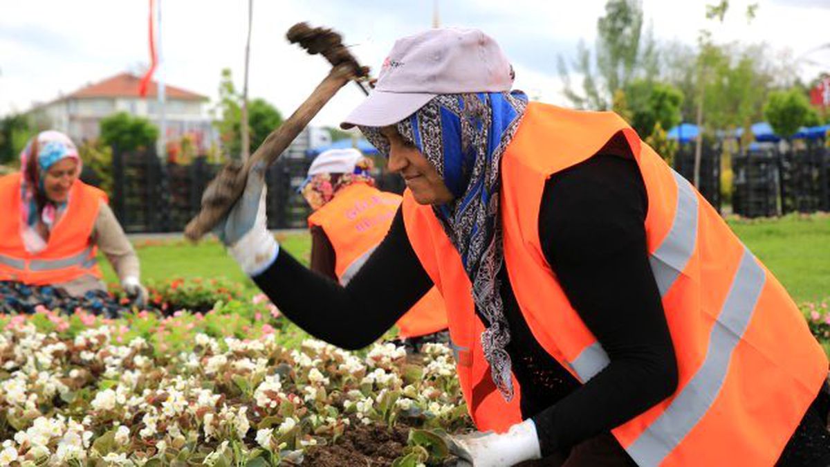Park ve Bahçeler Müdürlüğü Çalışıyor Gölbaşı Güzelleşiyor