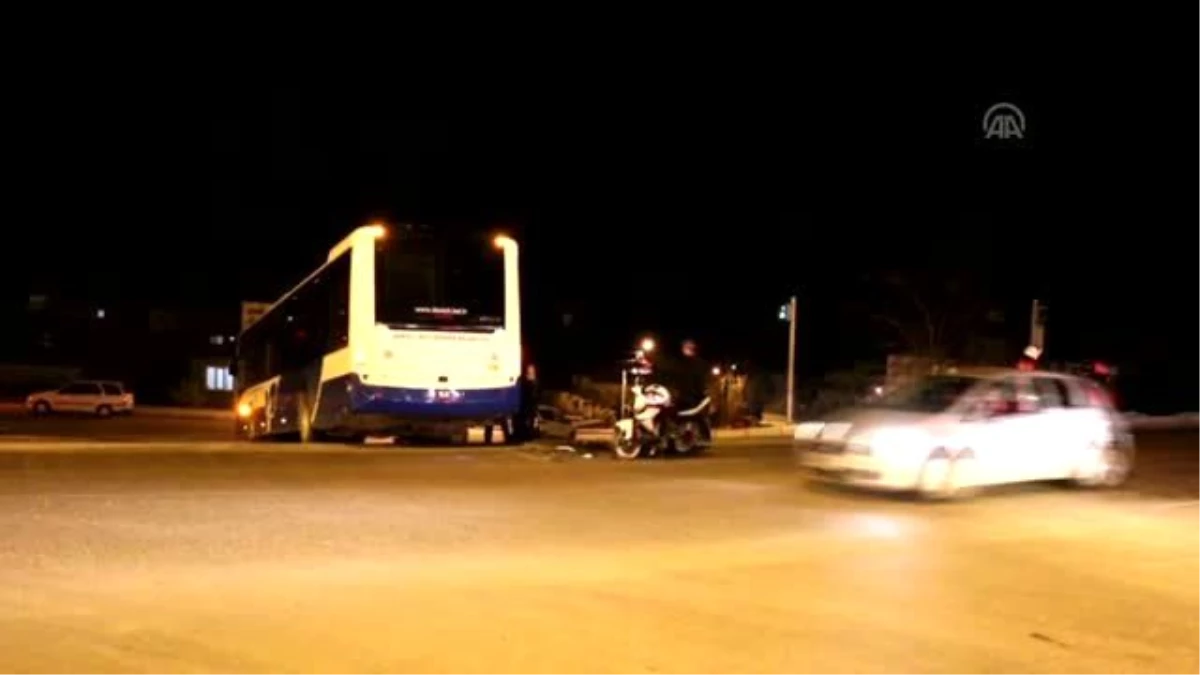 Polisten Kaçan Motosiklet Halk Otobüsüyle Çarpıştı