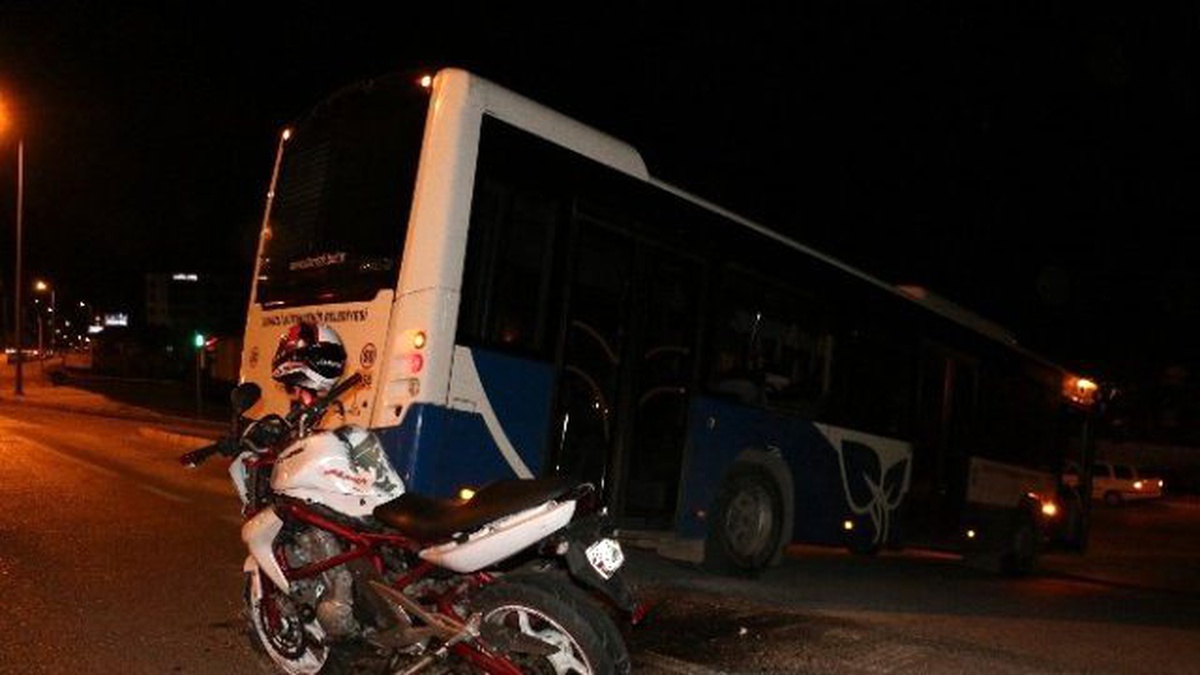 Motosiklet Otobüse Çarptı: 2 Yaralı