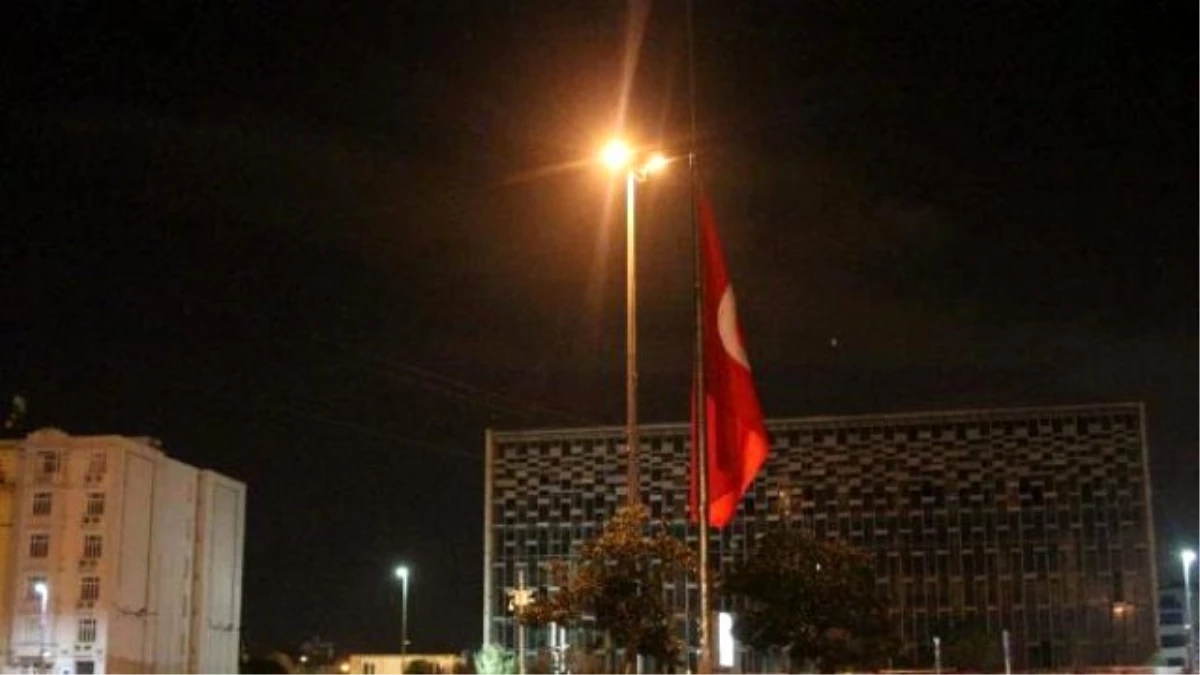 Taksim\'deki Dev Türk Bayrağı Yarıya İndi