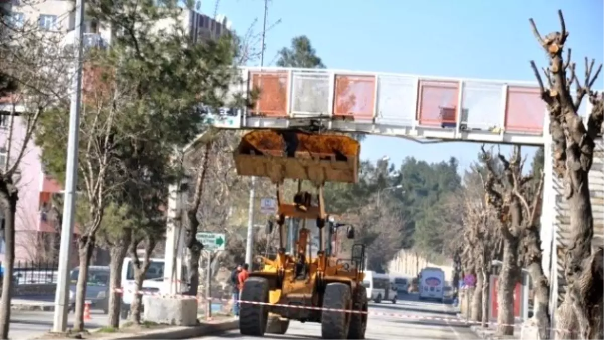 Üst Geçitte Onarım Çalışması Başladı