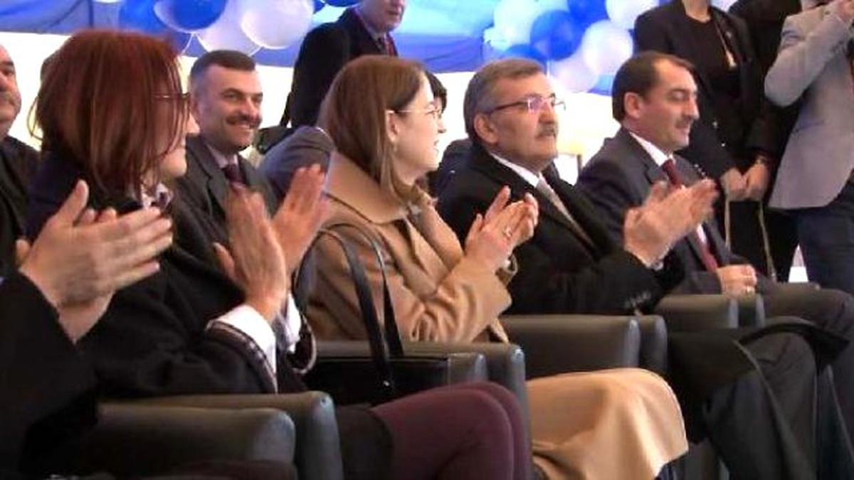 Yeğeni Buz Hokeyi Oynadı Bakan İslam İzledi