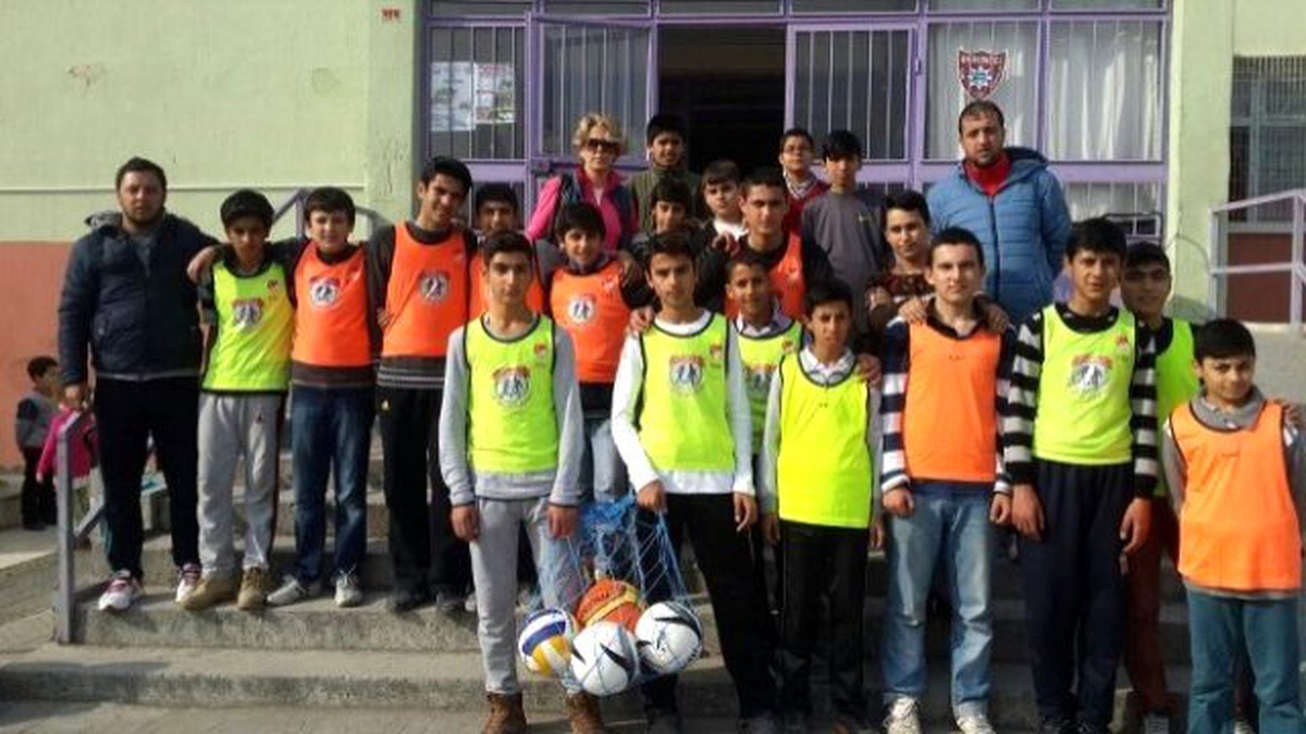 Yunusemre Belediyespor\'dan Okullara Malzeme Yardımı