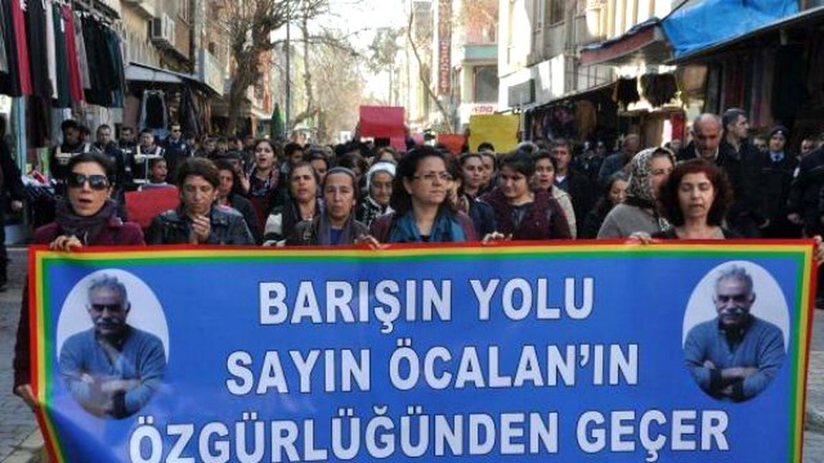 Adıyaman\'da HDP ve DBP Üyelerinden Öcalan İçin İmza Kampanyası