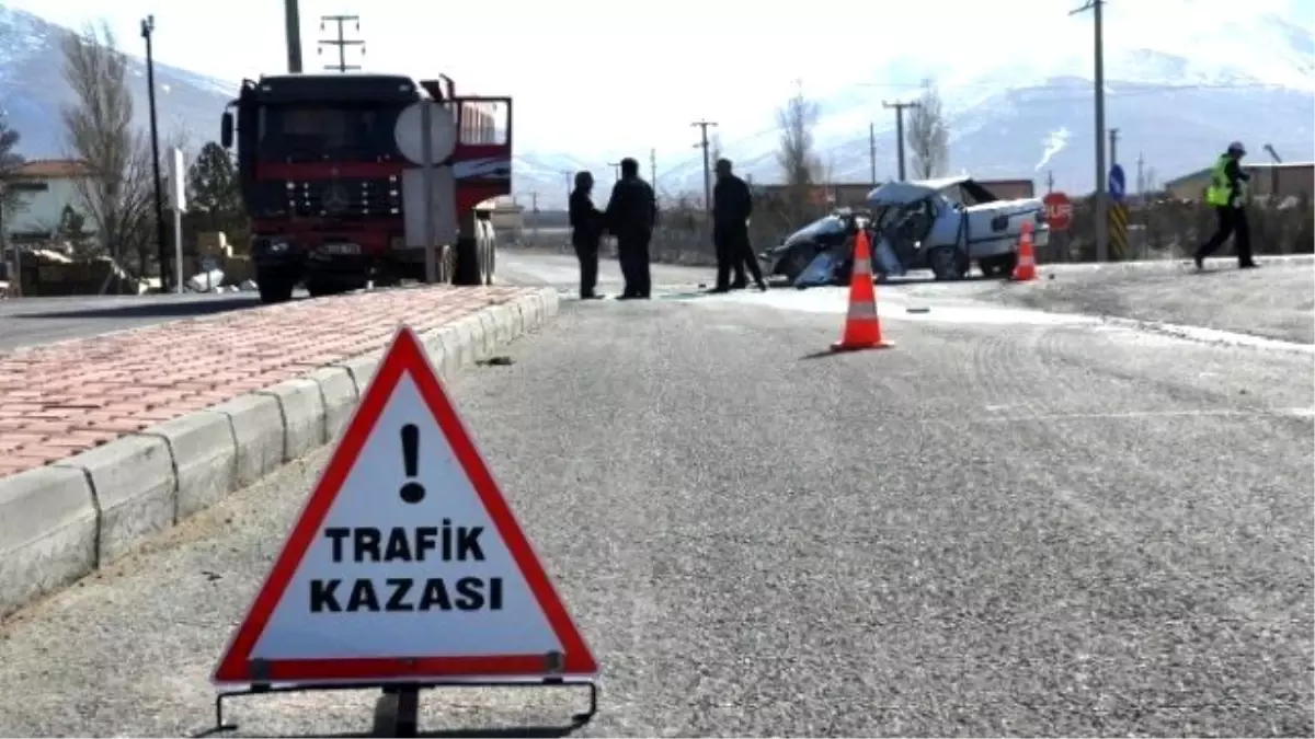 Aynı Kavşak, Yine Kaza: 1\'i Ağır 4 Yaralı