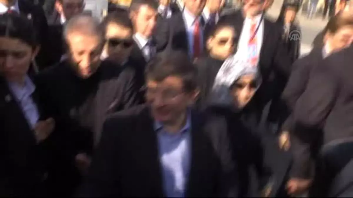 Başbakan Davutoğlu Vatandaşlara Simit Dağıttı