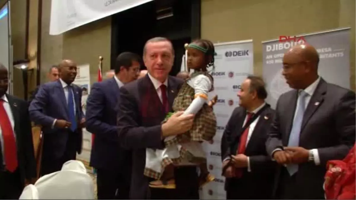 Cumhurbaşkanı, \'Erdoğan\' ve \'Emine\' Adlı Çocukları Sevdi