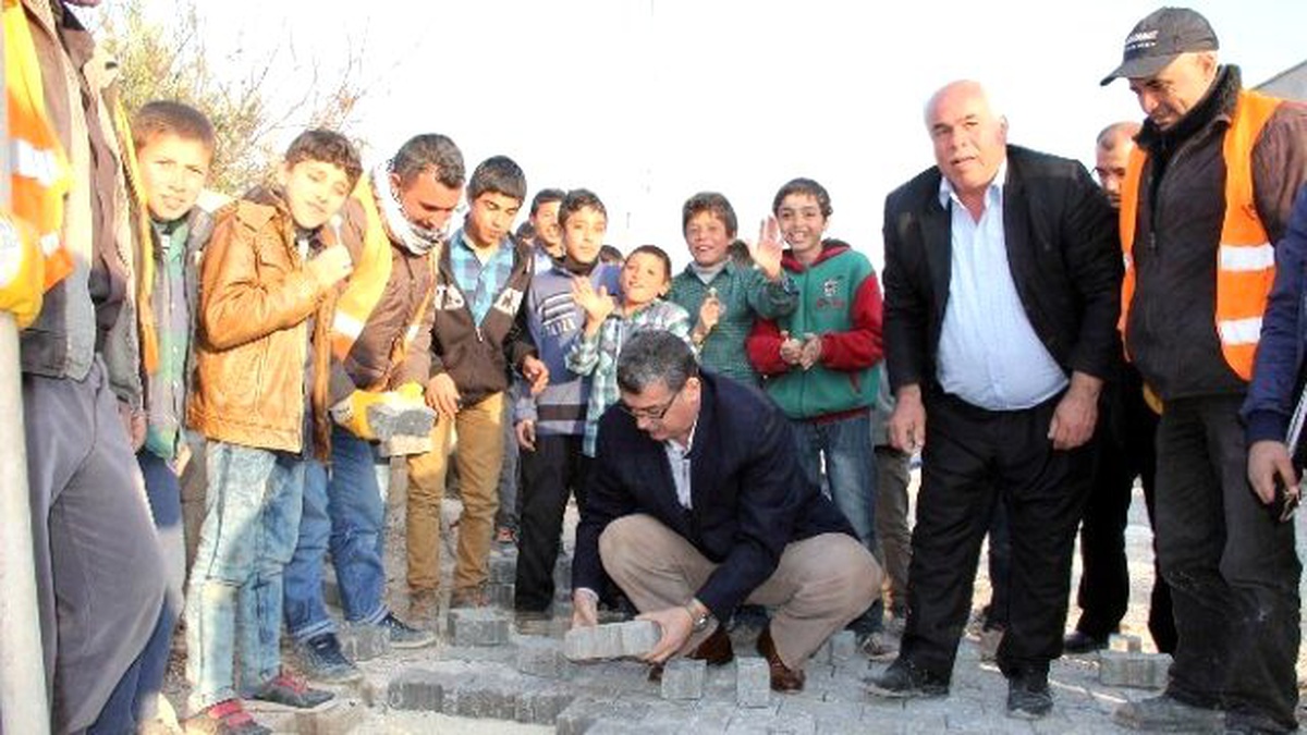 Eski Vali Elleriyle Parke Taşı Döşedi