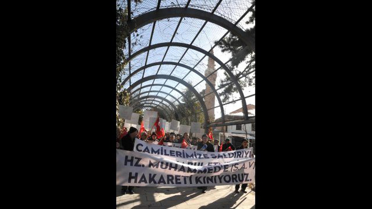 Eskişehir\'de Peygambere Saygı Yürüyüşü