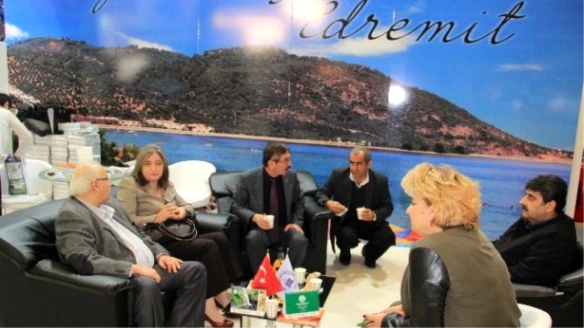 Filistin Kültür ve Turizm Bakanı Ma\'ayah Edremit Standını Ziyaret Etti