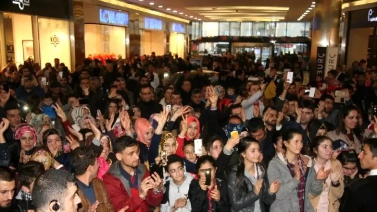 Hozan Dino Ninova Park\'ta Diyarbakır\'ı Salladı