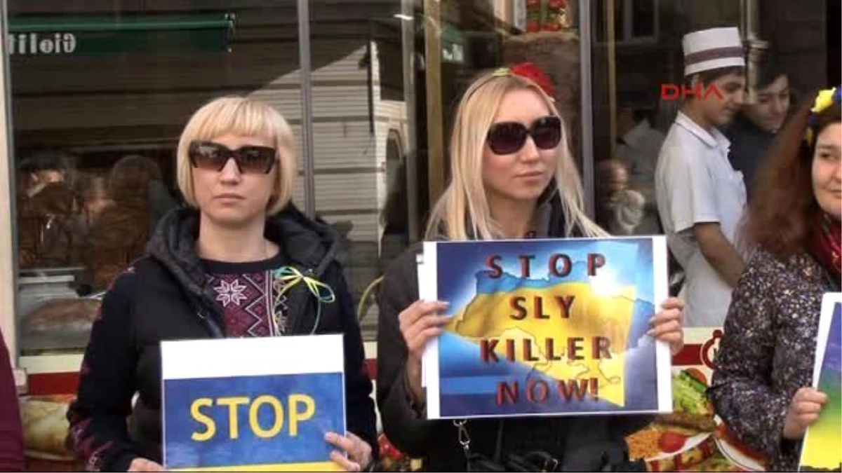 İstanbul\'da Yaşayan Ukraynalılar Rusya\'yı Protesto Etti...