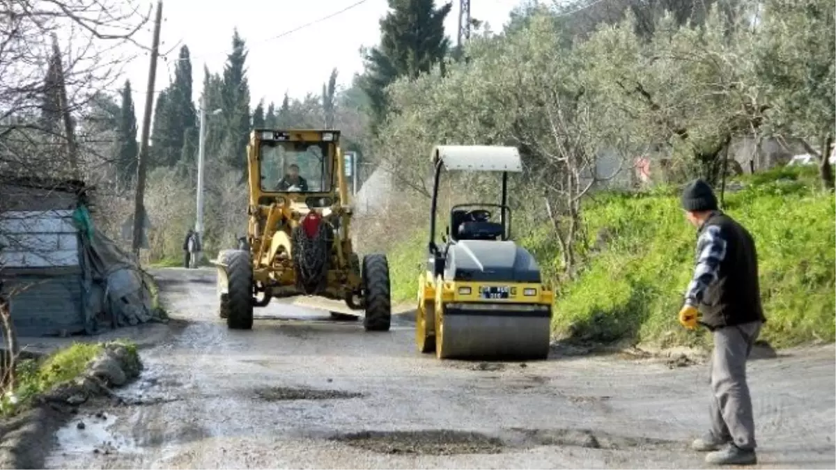 Kar Sonrası Bozulan Yollar Onarılıyor