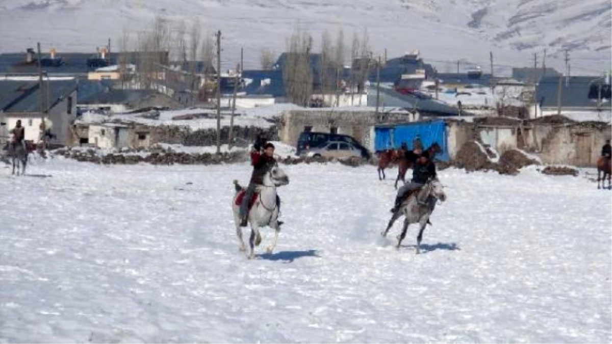 Karlı Zeminde Düşe Kalka Cirit Müsabakası