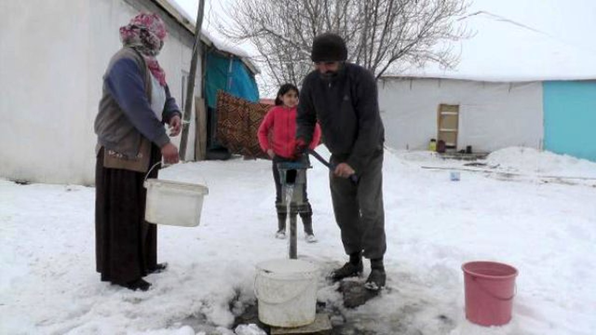 Muş\'ta Karasu Buz Tuttu, Hayvanlar Susuz Kaldı