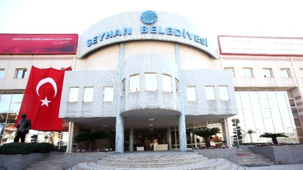 Seyhan Belediye Binası Kurşunlandı