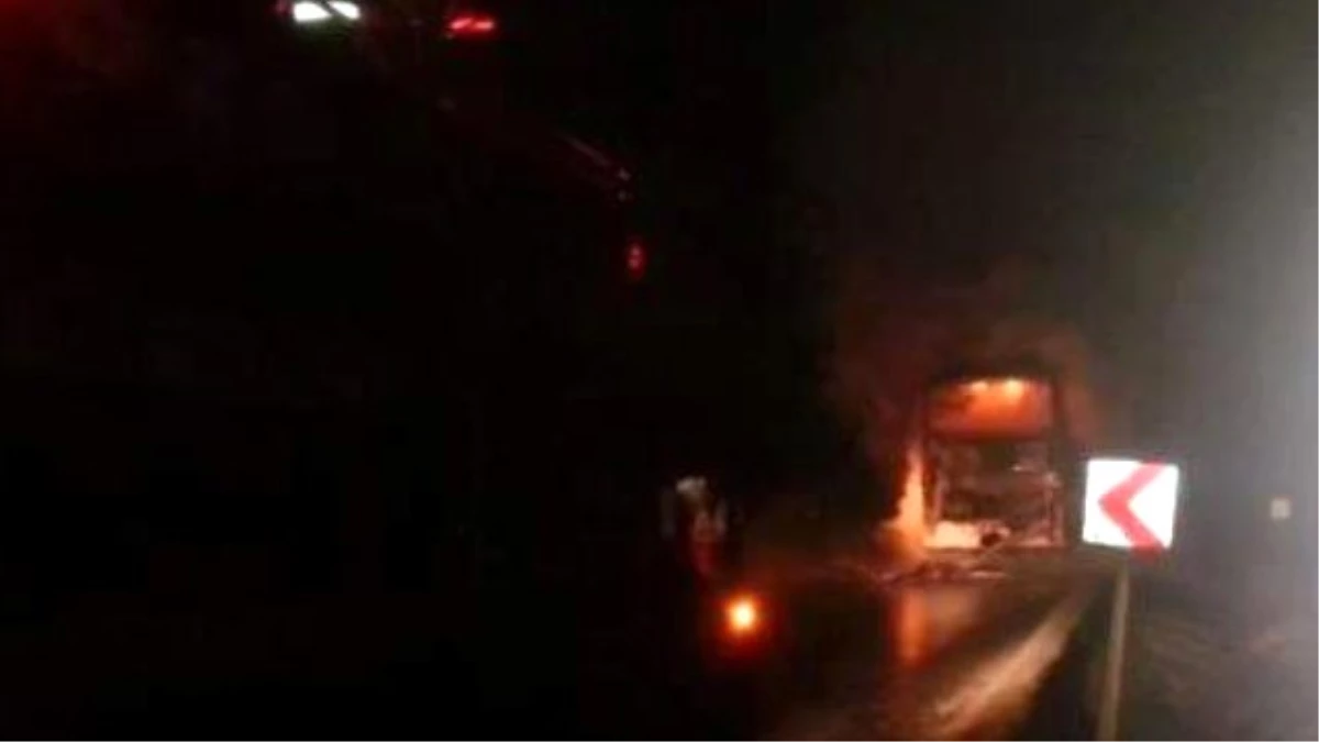 Yozgat\'ta Seyir Halindeki Yolcu Otobüsü Yandı