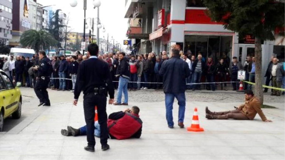 İnşaat İşçisi, 2 Kuzenini Sokakta Bacaklarından Vurdu