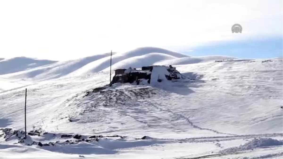 Ağrı\'nın Köylerinde Kar Evlerin Çatısına Ulaştı