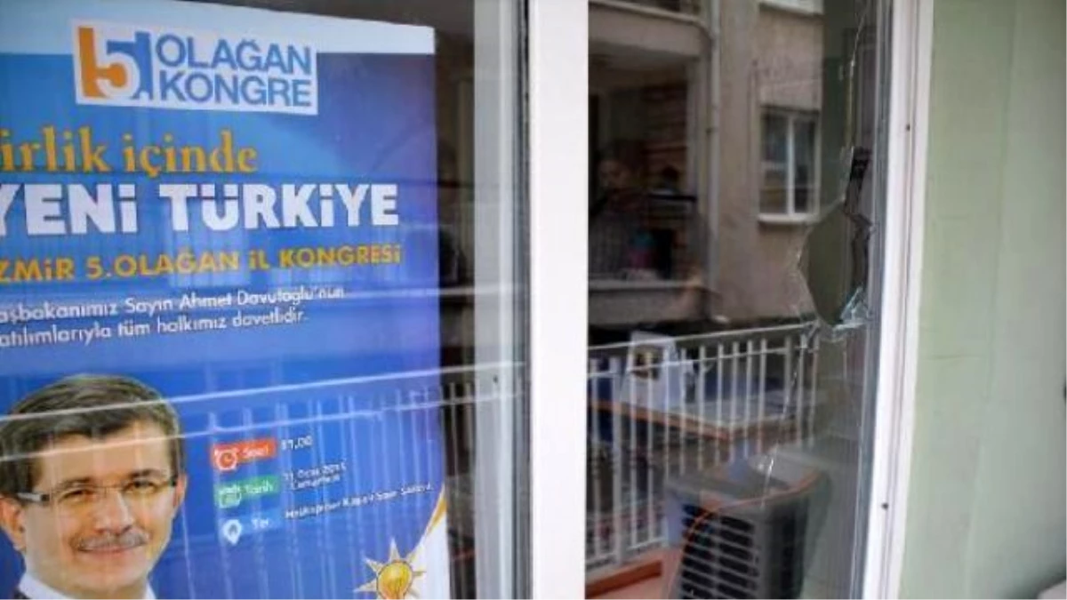 AK Parti Dikili İlçe Binası Taşlandı