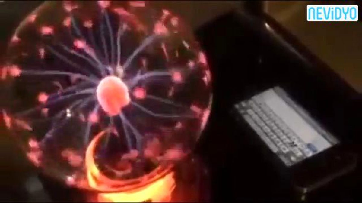 Akıllı Telefonu Onun Yanına Koyunca...