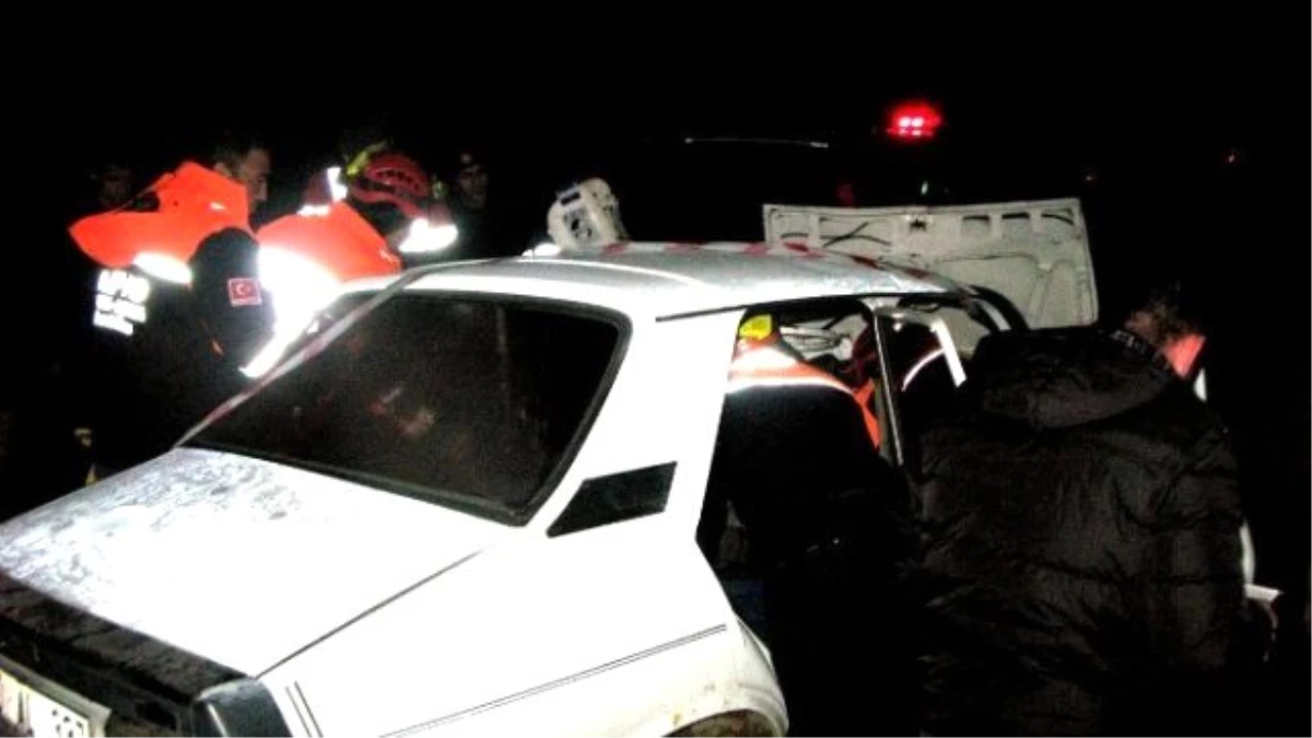 Aksaray\'da, Kamyonet Otomobille Çarpıştı: 1 Ölü, 5 Yaralı
