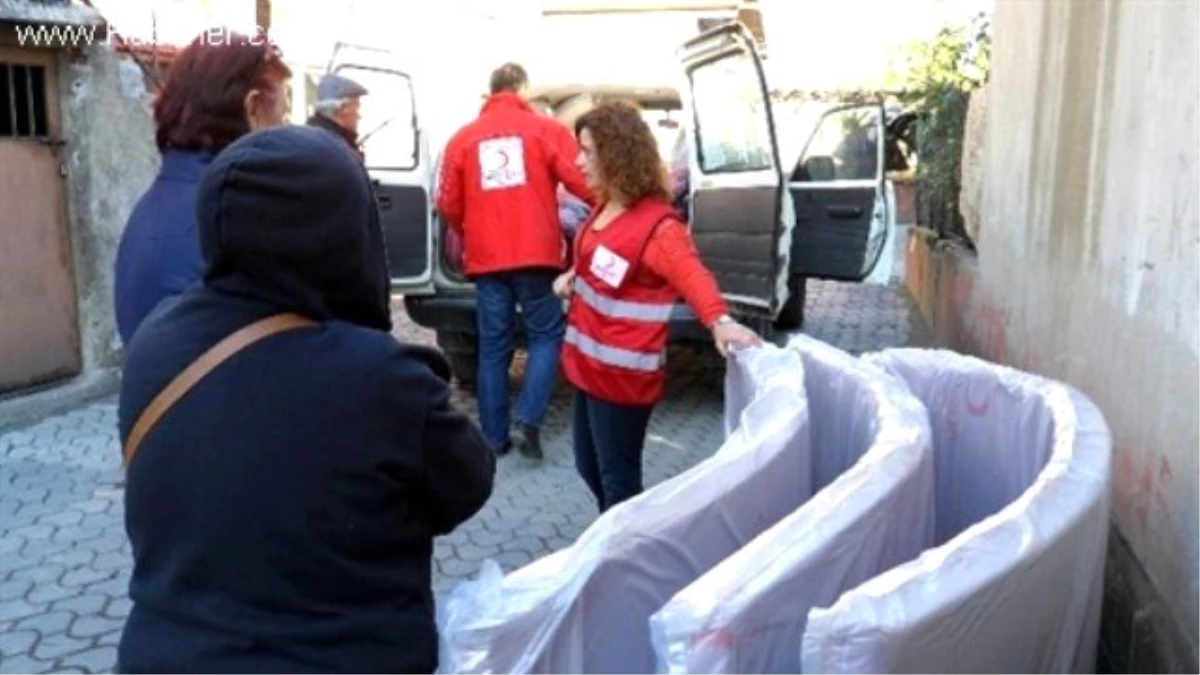 Türk Kızılayı\'ndan Evi Yanan Ailelere Yardım