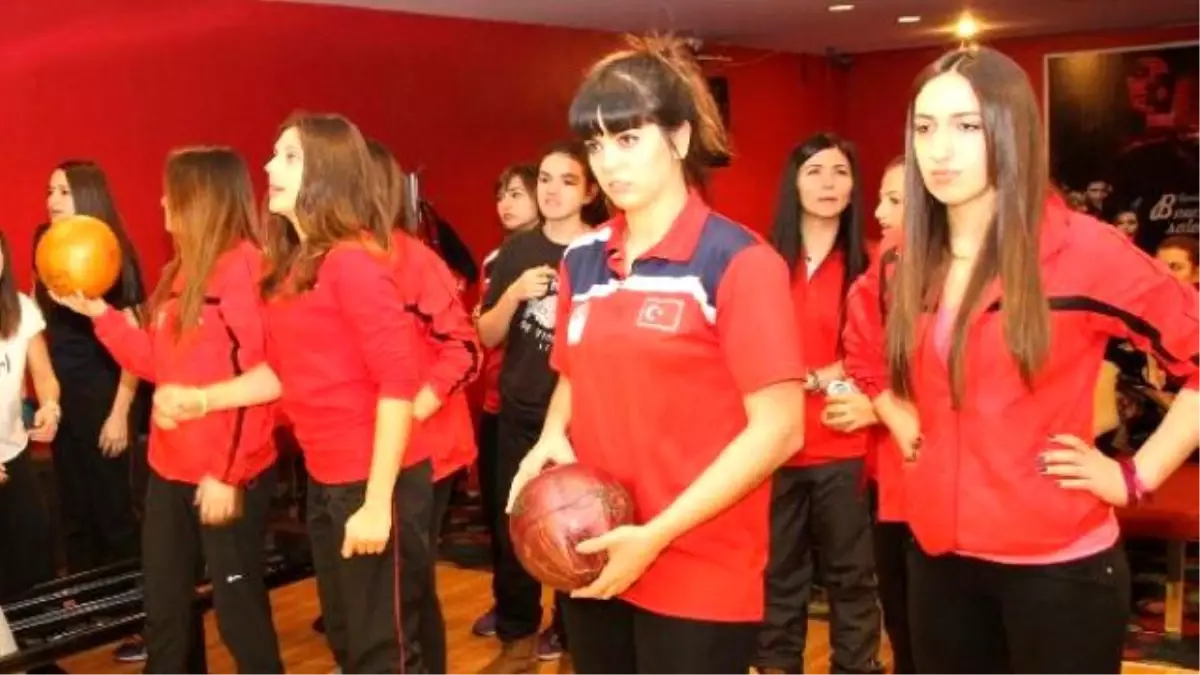 Buz Hokeyi Bayan Milli Takımı Bowling Oynayarak Stres Attı