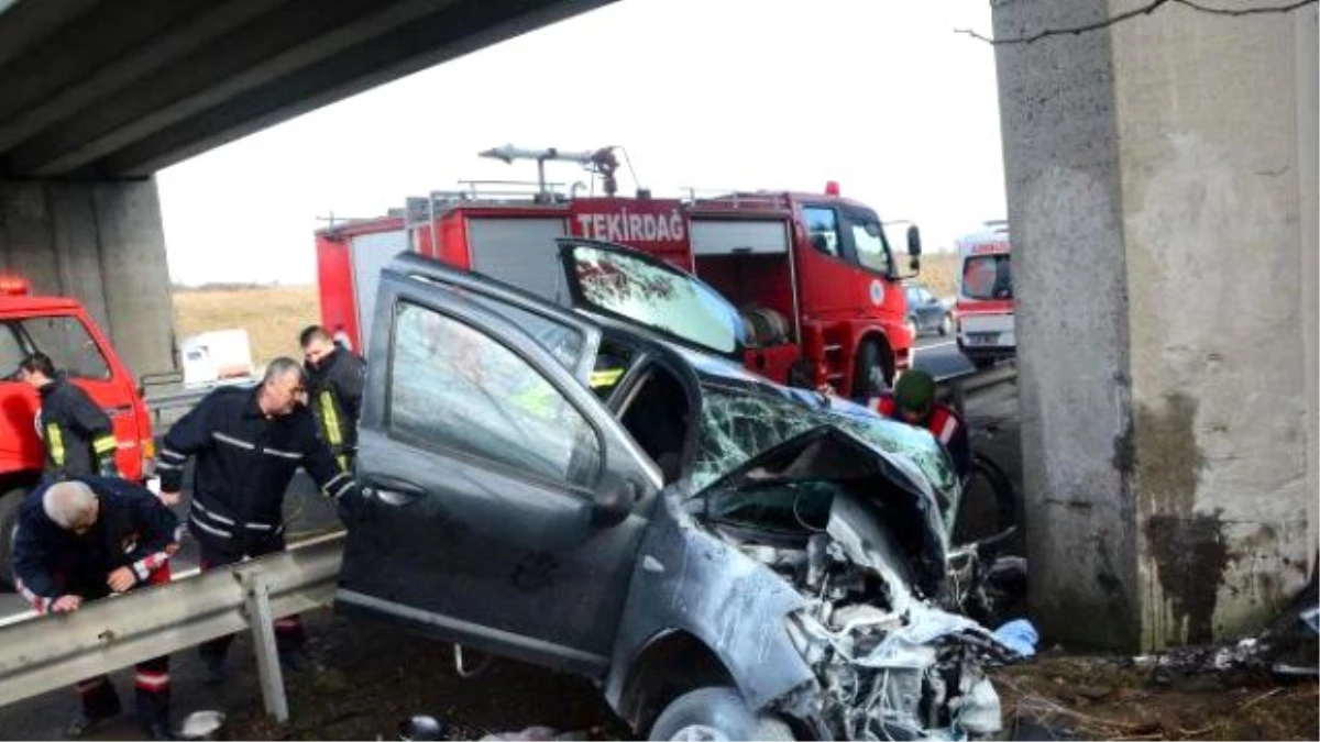 Çorlu\'da Köprü Ayağına Çarpan Otomobilin Sürücüsü Yaralandı