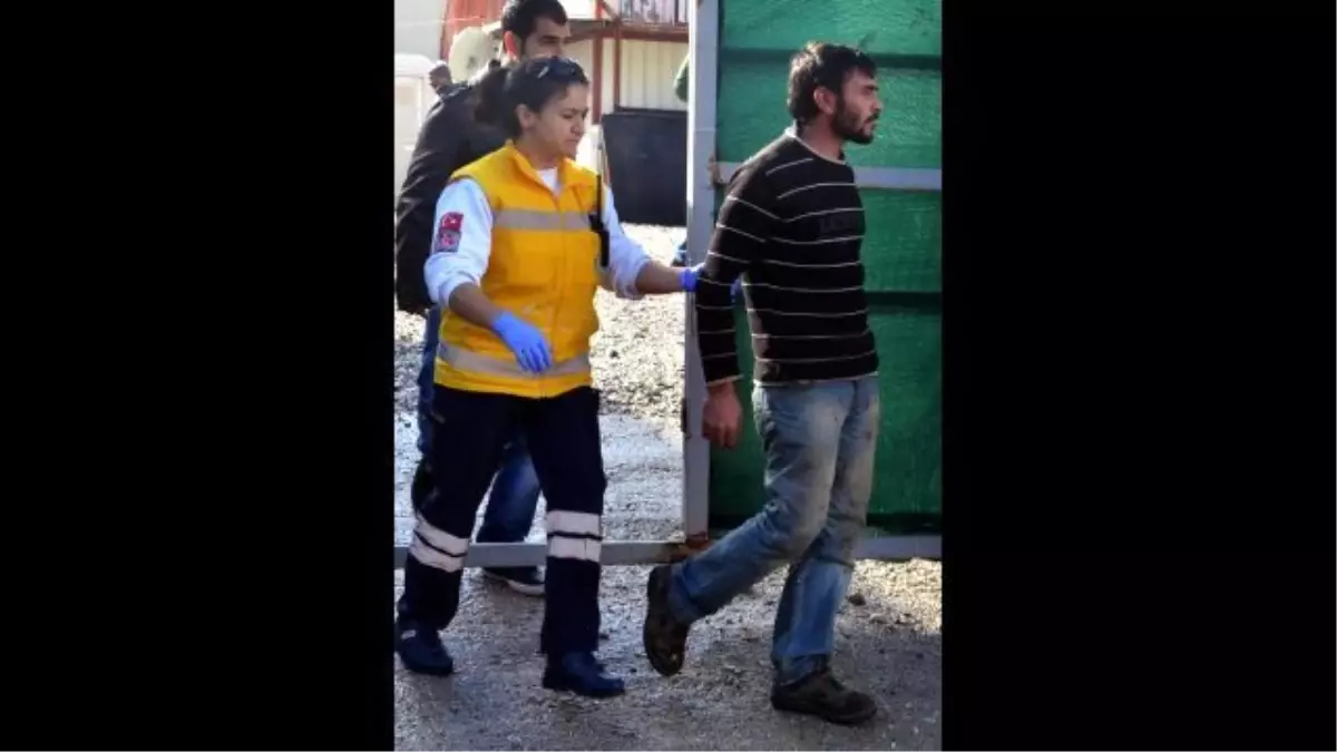 Ehliyetsiz Sürücü Kamyonetle Ambulansa Çarptı