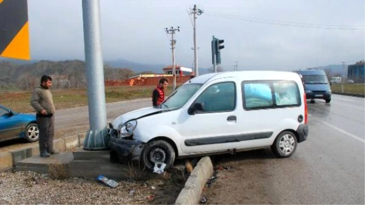 Hafif Ticari Araç, Otomobile Arkadan Çarptı : 5 Yaralı