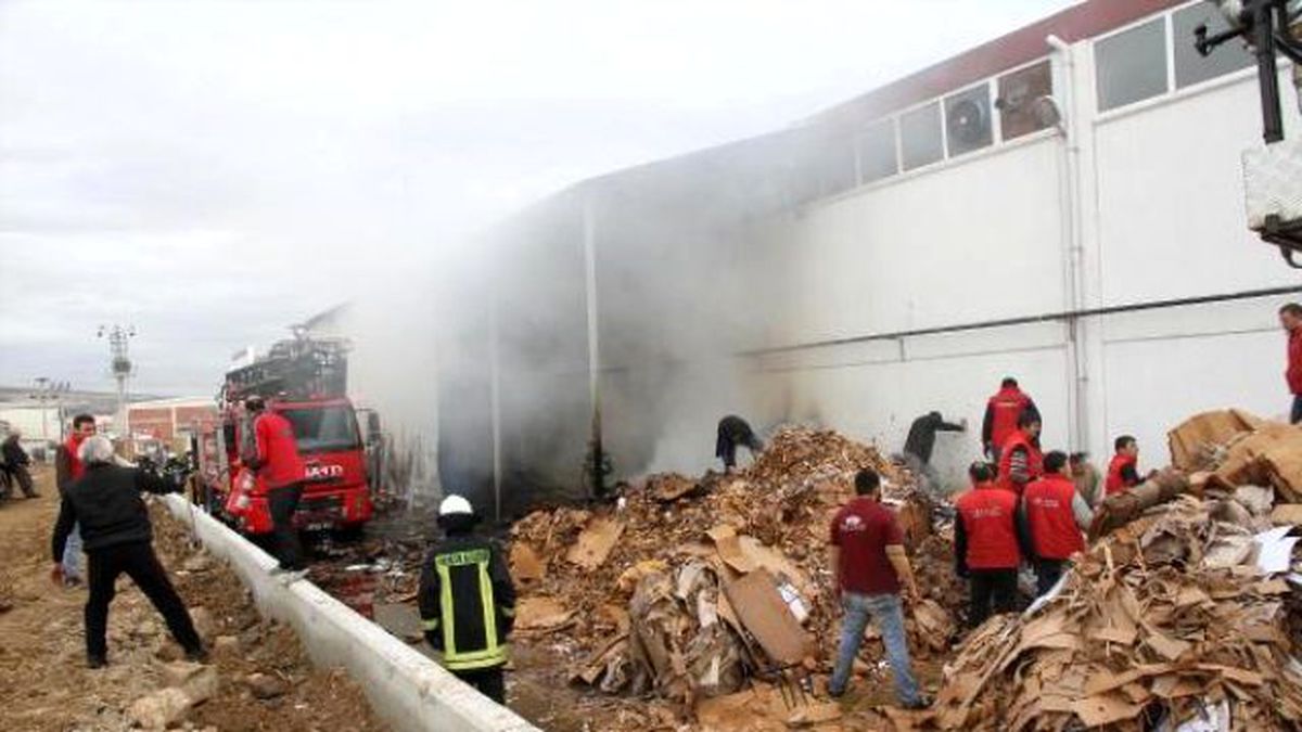 Karton Kutu Fabrikasında Çıkan Yangın Korkuttu