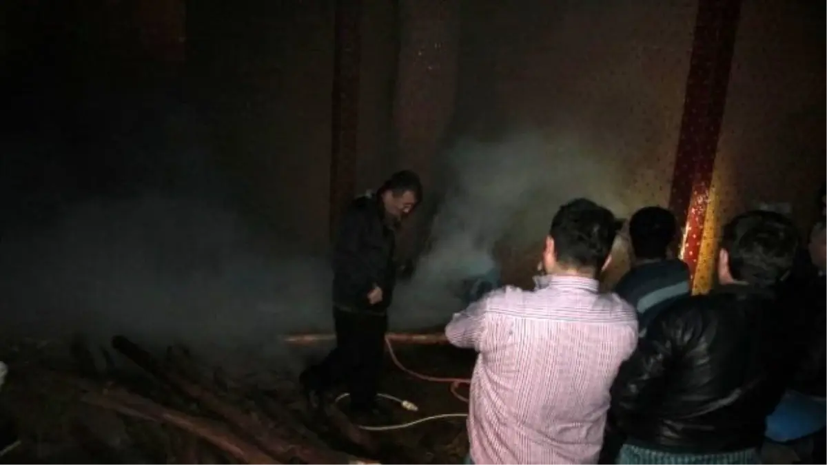 Kömürlükte Çıkan Yangın İçin Mahalleli Seferber Oldu