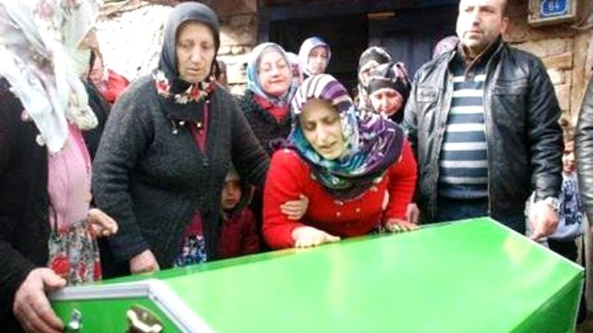 Nefes Borusuna Patlamış Mısır Tanesi Kaçması Sonucu Ölen Bebek Toprağa Verildi