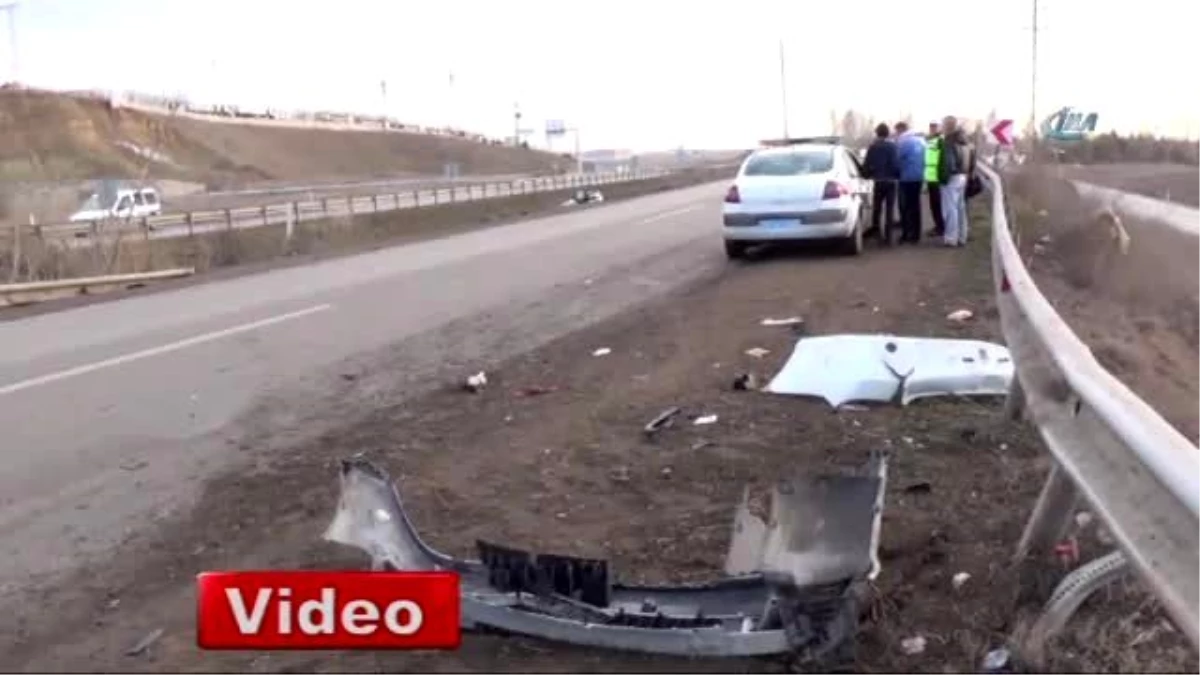 Ankara\'da Otomobil Bariyerlere Çarptı: 4 Yaralı
