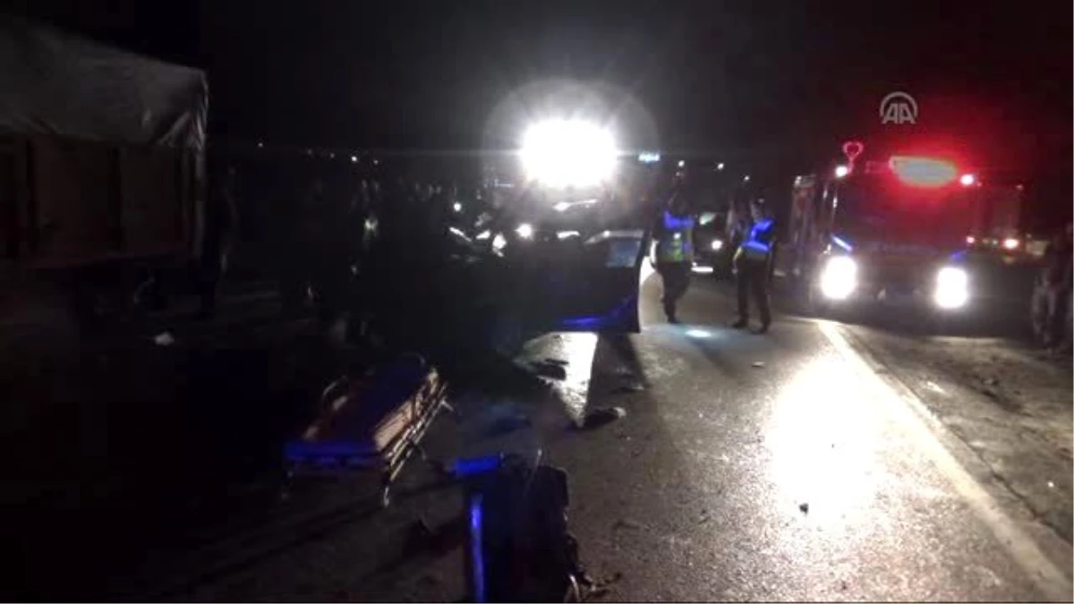 Amasya\'da Otomobil, Kamyona Arkadan Çarptı: 2 Yaralı