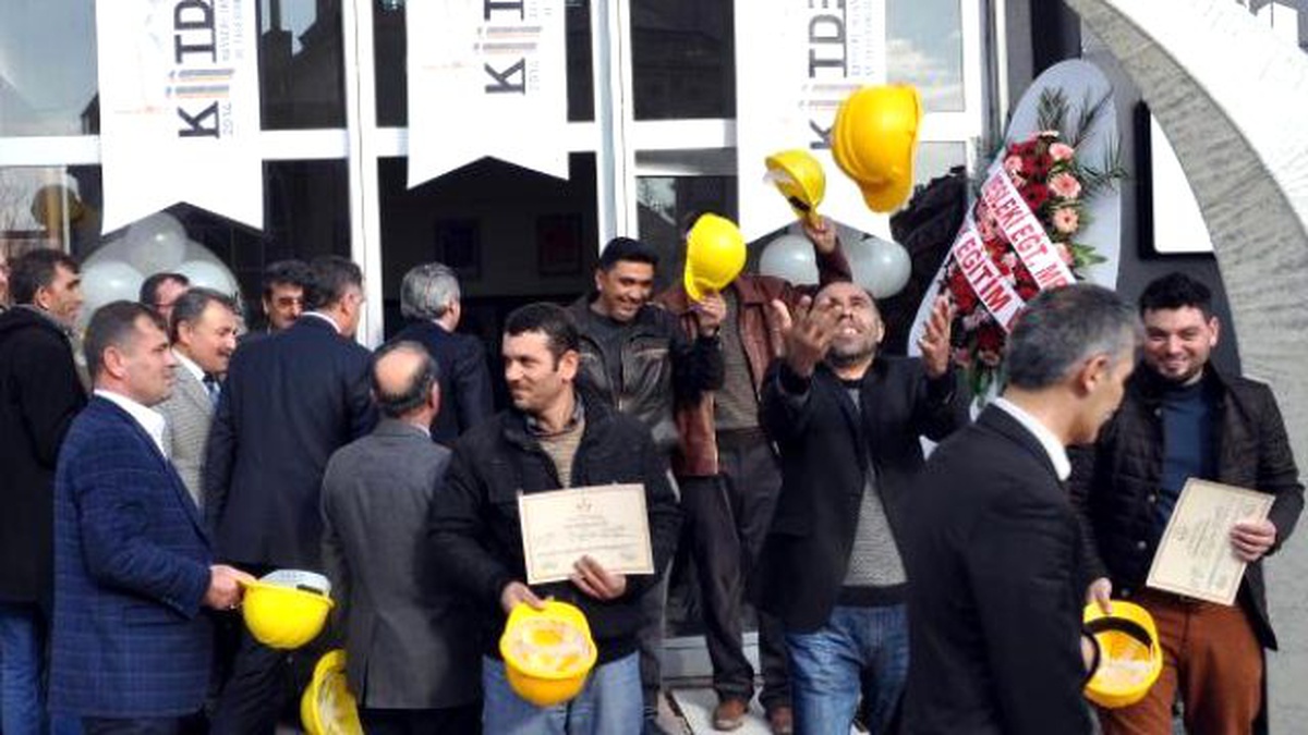 Sertifikalı İnşaat Ustaları, Baret Fırlattı