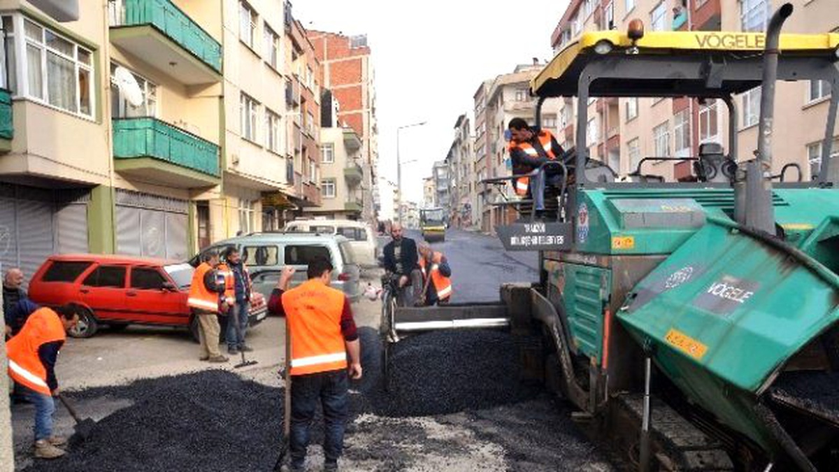 Sıcak Havaları Fırsat Bilen Büyükşehir Belediyesi Asfaltlama Çalışmalarını Sürdürüyor