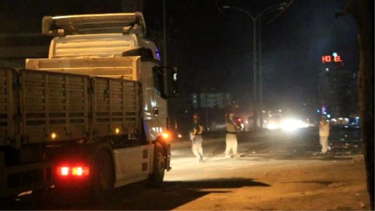 Silopi\'de Yol Kapatan Göstericiler Polis ile Çatıştı