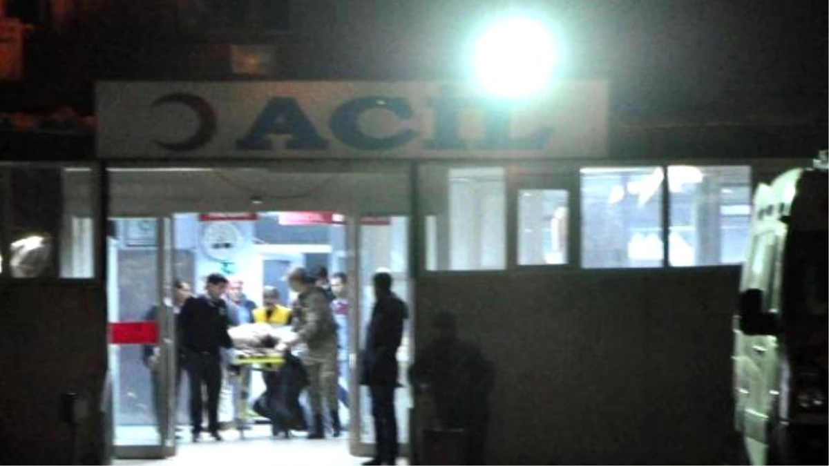 Kaçakçılara Atacağı Gaz Bombası Elinde Patlayan Subay Yaralandı