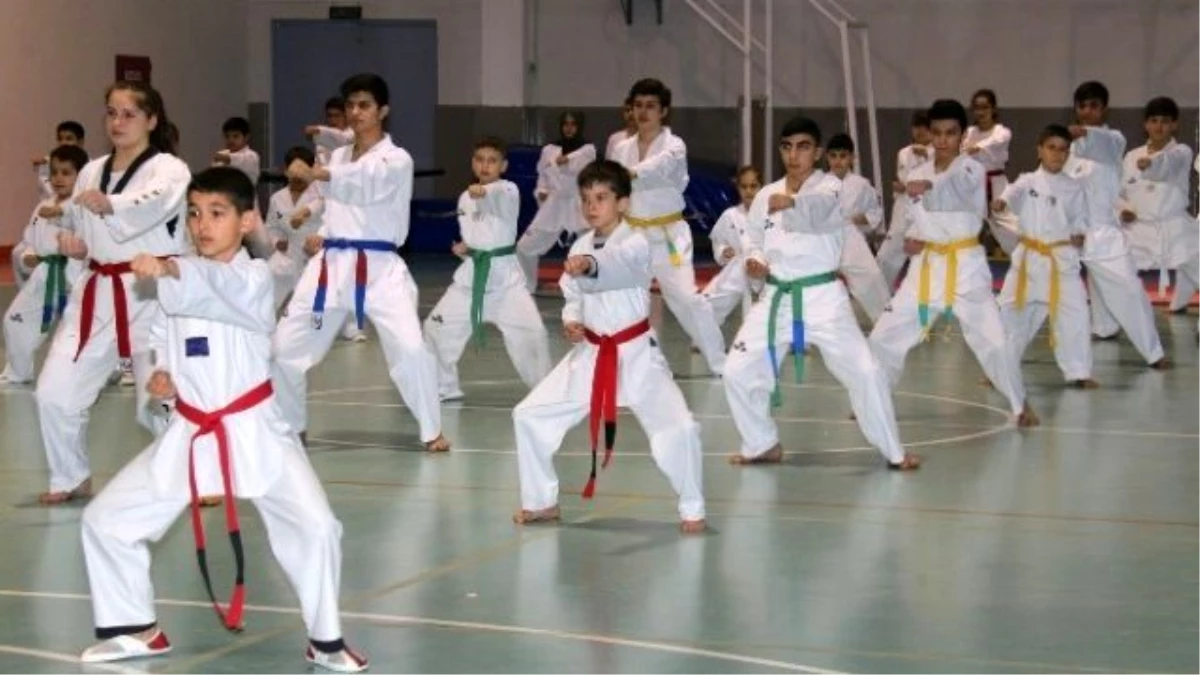 Taekwondocu Gençler Kuşak Bağladı