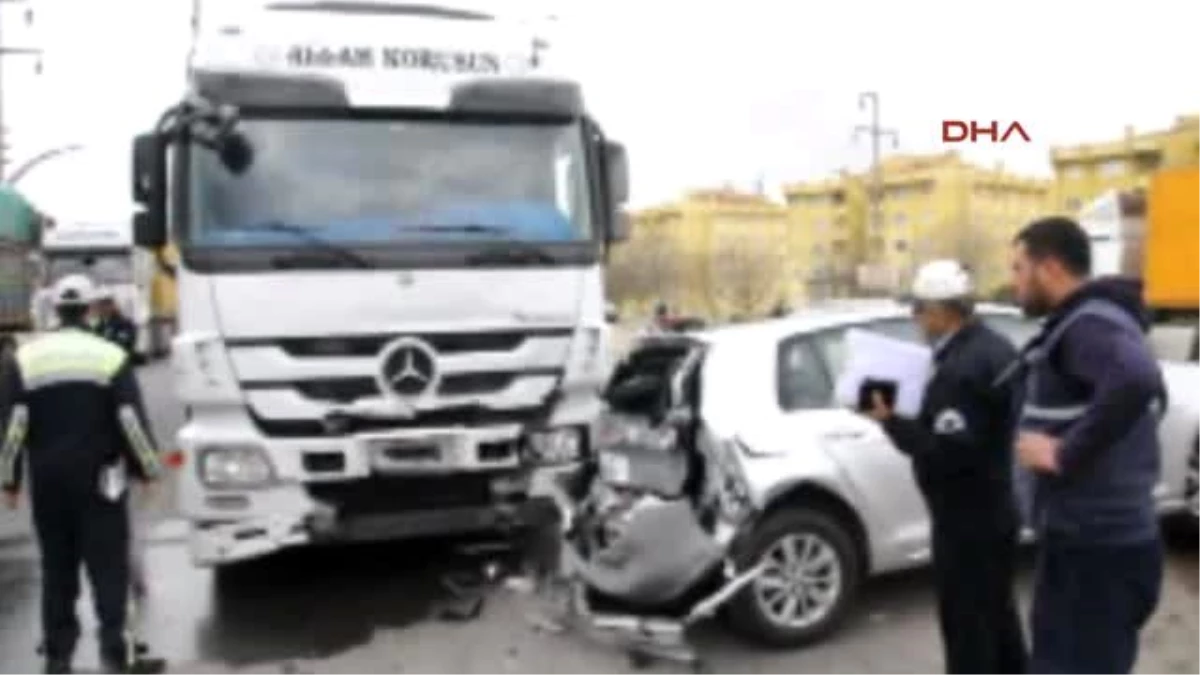 Turgutlu\'da Kırmızı Işıkta Duran Otomobile Tır Çarptı: 3 Yaralı