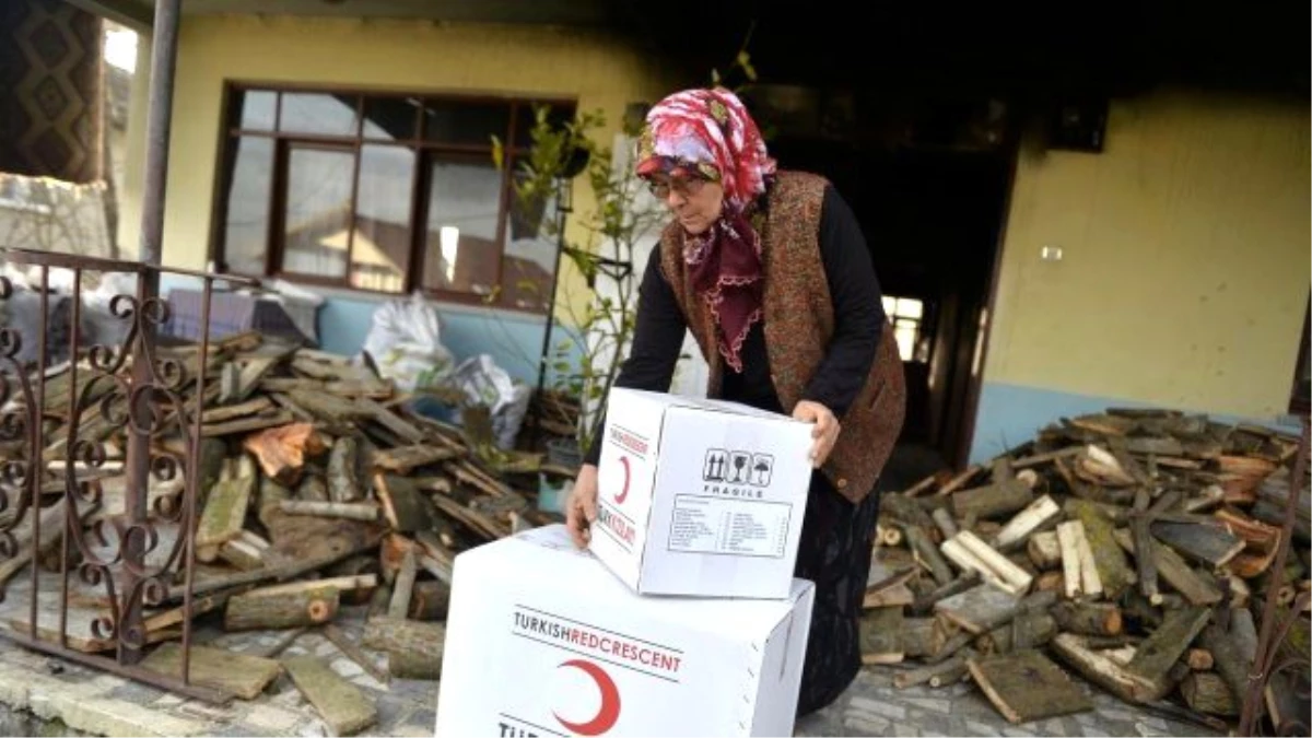 Türk Kızılayı\'ndan Evi Yanan Aileye Yardım