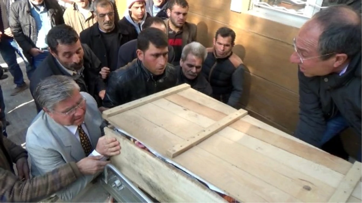 Türkiye\'de Ölen Kobanili\'nin Cenazesi Suriye\'ye Gönderildi