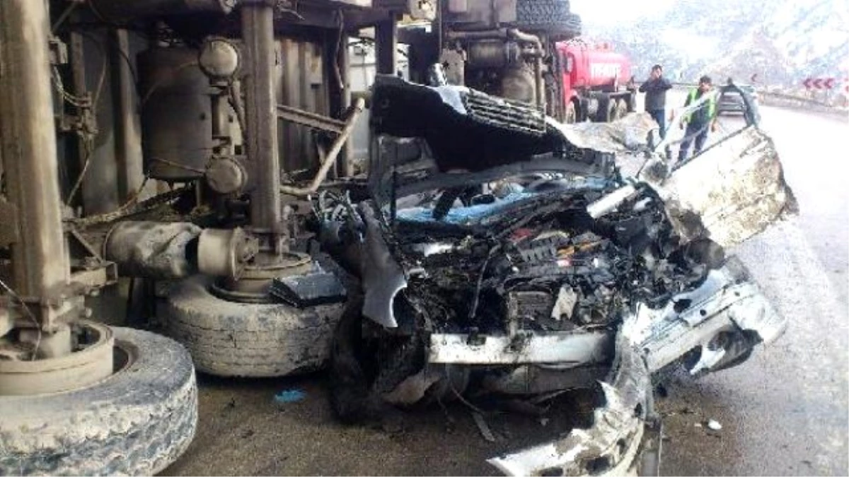 Üzerine Tır Devrilen Otomobilin Sürücüsü Ağır Yaralandı