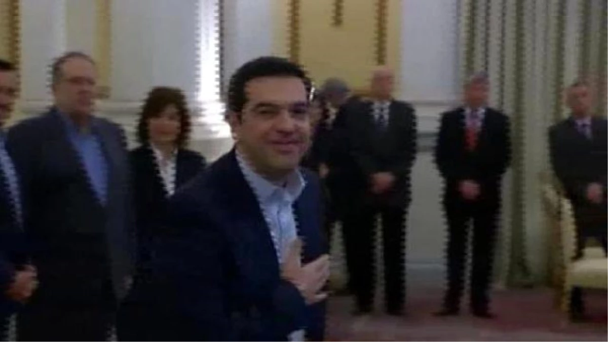 Yunanistan\'ın Yeni Başbakanı Çipras, İncil\'e El Basmadı