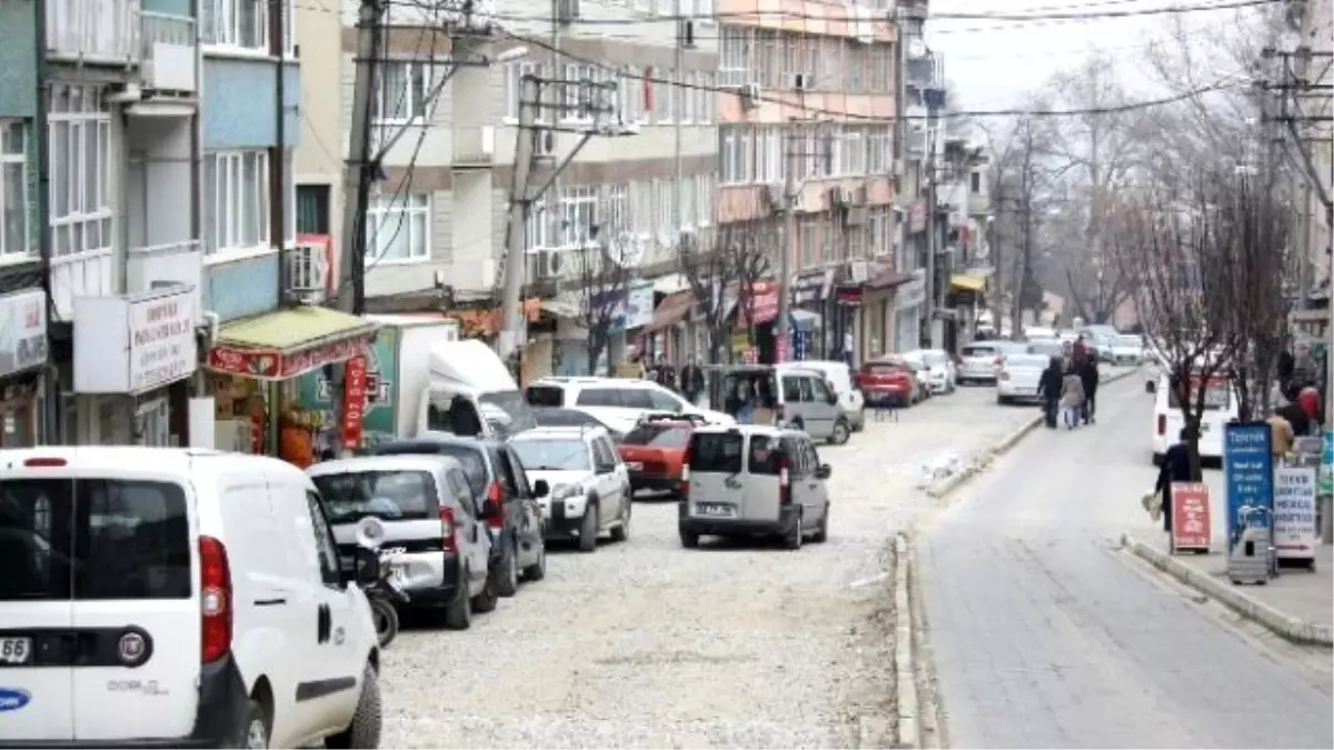 Aylardır Bitmeyen Yol Esnafı İsyan Ettirdi